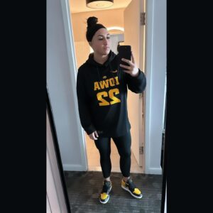Rachael Ellering Instagram - I’m a sucker for watching GREATNESS in real time 💛🖤 
@iowawbb @caitlinclark22