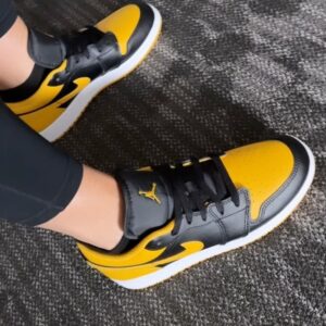 Rachael Ellering Instagram - I’m a sucker for watching GREATNESS in real time 💛🖤 
@iowawbb @caitlinclark22