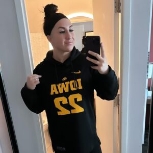 Rachael Ellering Instagram - I’m a sucker for watching GREATNESS in real time 💛🖤 
@iowawbb @caitlinclark22