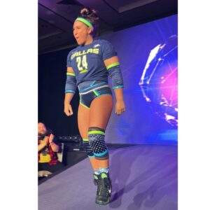 Rachael Ellering Instagram - Didn’t think I’d come to Dallas and not rep @arike_ogunbowale & the @dallaswings did you?! 💙💚