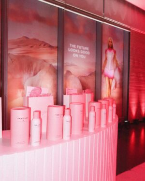 Rachel Brann Instagram - i had so much fun with my bestie at the @tan_luxe x @parishilton event 💖 we’re still in our California winter, so a tan is much needed! I can’t wait to try! (Also, how amazing are these photos I stole from @cococuenco … I’ve decided I’m buying this exact camera… it’s soooo good!!) #selftan #parishilton #thatshot