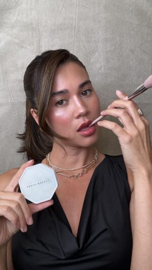 Rachel Brann Instagram - these new light illuminating highlighters from @fentybeauty are INCREDIBLE 🤩 they are stunning in the sunlight but low lighting really does the Demi’ Glow justice. 👌🏼 I felt like a sparkly kitten all night long. ✨✨ @fentybeauty #fentybeauty #highlighter #makeup