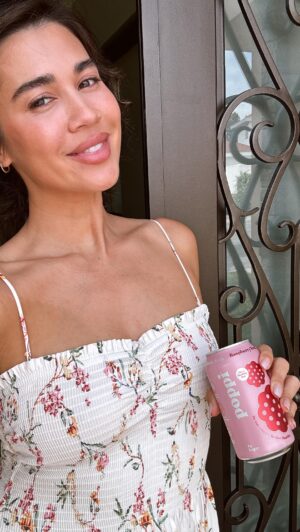 Rachel Brann Instagram - WAKE UP YOU GUYS 💖💖💖 a new season of @bridgertonnetflix is coming out this month! 😝😝 comment your bridgerton name below: #bingewatching #netflix #beverage girlie 🎀