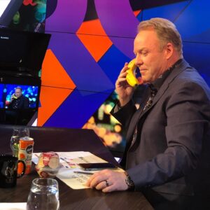 Rachel Corbett Instagram - Petey answering the banana phone in rehearsal for the final time. Tune in at 630pm as we farewell the man, the myth, the legend @pjhelliar ❤️❤️❤️😭😭😭
@theprojecttv #theprojecttv