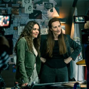 Rachel Lascar Instagram - #berlinnetflix ya está en Netflix. Y aquí está la Comisaria Marie Lavelle 🔥

Ha sido para mi un día a día de sorpresas y de maravillosos encuentros. 
 
@leirayserrano @alexpinaoficial #esthermartinezlobato @Vancouver @netflixes @apintofilm @davidbarrocal @geoffreycowper ❤️‍🔥

Ha sido un lujo formar equipo con estas dos grandes y bellissimas artistas @itziarituno y @najwanimri ❤️‍🔥✨

A cada unx del impresionante equipo y cast de Berlin 

@decaraactores @javier_gc70 @granviacomunica 

Gracias a todxs y felicidades ❤️‍🔥

He disfrutado en cada momento. 
Espero ahora que vosotros también lo vayaís a disfrutar. 🔥💎🔥

📷 1-2 -4 @tamara_arranz 
📷 3 @carla_on_set 

#berlinlcdp #berlinnetflix #lcdp #lacasadepapel #serie #estreno #comisaria #marielavelle #netflix #ficcion #netflixoriginal #netflixoriginalseries #rachellascar #rachel_lascar #felizfindeaño