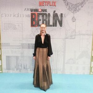 Rachel Lascar Instagram - Premiere of BERLIN.
Stunning night! 

@lacasadepapel 
@netflixes 
@vancouvermediaproducciones 
@alexpinaoficial 
#esthermartinezlobato 
@leirayserrano 
Photo: @sharonlopez 

With 
@teresahelbig 
@davidbeauty_ 
@chanelofficial 
@rebecaduran_es

#berlinnetflix #lcdp #lacasadepapel #premiere #teresahelbig #chanel #rachel_lascar #rachellascar #actrizfrancesa @decaraactores