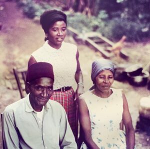 Rachel Luttrell Instagram - Bibi, na Babu, na Mama. Mlalo, Tanzania 1968 💕