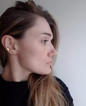 Rachel Osborne Instagram - Here's a photo of my ear

#mejuri #earjewlery #piercing #gold #goldvermeil #jewelry #loveit #boyfriendcuff #dressyears