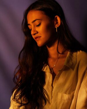 Rachel Sanchita Gupta Instagram - 📸- @jasleeno7 aka @tasveeron_ka_sandook 

#photoshoot #photography #light #shadow #moody #jewellery #portrait