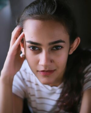 Rachel Sanchita Gupta Instagram - Consider natural light vs ???
Portraits w/ @rachelsaanchitagupta 
Shot from - @fujifilmxindia @7artisansofficial 
.
.
.
.
.
#portraitsindia #mumbaiportraits #headshots #photography #portraitmood