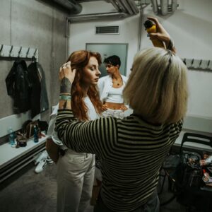 Radka Pavlovčinová Instagram - 1. Před včerejším koncertem udeřil podzim v plném proudu a cestou na stage jsme si střihli malé
"Singing in the rain"

2. Poslední brainstorming před koncertem a opakovačka vokálků i choreo.

3.last touch of @koki9_official  magical hands,
bez této ženy bychom lezli na jeviště  mnohem ošklivější.

4.klasickej jevištní rauš, aneb užívám si ten adrenalin a nádherné tóny svých talentovaných kolegů 🫠

5. Po koncertě si rádi porovnáváme kdo má nejhezčí zadeček aneb "klaněčka"

6.Jedna společná do rodinného alba 😻

7.No jako , máme se fakt rádi, co si budem, tak snad vždy trochu té lásky přeskočí i na vás!

Děkujeme Ostrava Trojhalí
@trojhalikarolina

za krásné fotky vděčíme one and only @barcachle 
🖤📸