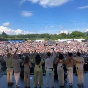Radka Pavlovčinová Instagram - Děkujeme Holešovská regata!!!!
Byli jste neskuteční a přišlo Vás tolik!!!!!!!!!
Pořád nechápu, že se tohle děje, zahájili jsme už 2 sezónu s @ewa_farna93 a mě je velkou ctí být jí po boku, neskutečná parta muzikantů, máme spolu krásnej vibe a já si to užívám každým coulem.