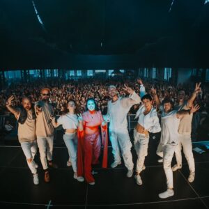 Radka Pavlovčinová Instagram - 1. Před včerejším koncertem udeřil podzim v plném proudu a cestou na stage jsme si střihli malé
"Singing in the rain"

2. Poslední brainstorming před koncertem a opakovačka vokálků i choreo.

3.last touch of @koki9_official  magical hands,
bez této ženy bychom lezli na jeviště  mnohem ošklivější.

4.klasickej jevištní rauš, aneb užívám si ten adrenalin a nádherné tóny svých talentovaných kolegů 🫠

5. Po koncertě si rádi porovnáváme kdo má nejhezčí zadeček aneb "klaněčka"

6.Jedna společná do rodinného alba 😻

7.No jako , máme se fakt rádi, co si budem, tak snad vždy trochu té lásky přeskočí i na vás!

Děkujeme Ostrava Trojhalí
@trojhalikarolina

za krásné fotky vděčíme one and only @barcachle 
🖤📸
