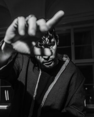 Radka Pavlovčinová Instagram - @ageofadonxs včera v pražském hotelu @andazprague odtajnil svůj klip k singlu #Overthinker. Podívejte se s námi, jak to na slavnostním odhalení probíhalo. 

#Foto @petrvagner