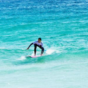 Radka Pavlovčinová Instagram - Catching the waves 🌊🌊🌊.

Krušné začátky!!! Pádů bylo rozhodně víc než jízd, ale ten pocit když si na to prkno stoupneš i jen na 3 vteřiny a jedeeeeš je fakt nepopsatelný. 🏄🏽‍♀️🏄🏽‍♀️🏄🏽‍♀️
Ze srdce díky @surfandtravel.cz
a @bluewavesurfschool za trpělivost a předávání knowledge ...
Moc jsem si to užila 🤙🏽🤙🏽🤙🏽

#beginersurfer
#surflife 
#ocean
#beach
#activevacation 
#fuerteventura 
#spain