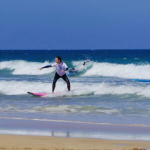 Radka Pavlovčinová Instagram - Catching the waves 🌊🌊🌊.

Krušné začátky!!! Pádů bylo rozhodně víc než jízd, ale ten pocit když si na to prkno stoupneš i jen na 3 vteřiny a jedeeeeš je fakt nepopsatelný. 🏄🏽‍♀️🏄🏽‍♀️🏄🏽‍♀️
Ze srdce díky @surfandtravel.cz
a @bluewavesurfschool za trpělivost a předávání knowledge ...
Moc jsem si to užila 🤙🏽🤙🏽🤙🏽

#beginersurfer
#surflife 
#ocean
#beach
#activevacation 
#fuerteventura 
#spain