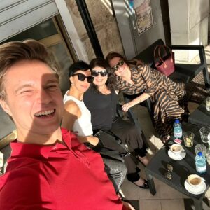 Radka Pavlovčinová Instagram - Buon Giorno! 🤩🇮🇹

S tímhle jsem každý den usedala ke stolečku v kouzelné kavárně anebo při prohlížení si jakou fenomenální zmrzku ochutnám! 😍
No a ptáte se kde? Na Sicílii…kterou jsem si díky předešlým několika dnům naprosto zamilovala!
Přátelé…všechno je tu perfektní! Ochutnala jsem pravou sicilskou pizzu i těstovinky 😋, zažila místňáckou atmosféru malebného městečka Grotte, ve kterém jsem složila na těchto pár dní hlavu.

No ale co bylo nejdůležitější, bylo to s kým jsem tam byla… S úžasnou a různorodou partou umělců, která má ale jedno společné…jsou upřímní, vřelí a mají ❤️ na dlani a tato vzácná kombinace se dnes už jen tak nevidí.

Moc děkuju
za to že jste a že s vámi můžu být na jedné lodi v rámci našeho nového projektu, který připravujeme a příští rok spatří světlo světa! 😊🎥 O tom, ale až zase příště… 
Teď si jdu dát ☕️ na letišti v Římě a vracet se v myšlenkách tam, kde nebe na zemi není jenom fráze…😘
Užívejte krásný večer a stay tuned…😜

#mamsvatozar
