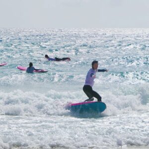 Radka Pavlovčinová Instagram - Catching the waves 🌊🌊🌊.

Krušné začátky!!! Pádů bylo rozhodně víc než jízd, ale ten pocit když si na to prkno stoupneš i jen na 3 vteřiny a jedeeeeš je fakt nepopsatelný. 🏄🏽‍♀️🏄🏽‍♀️🏄🏽‍♀️
Ze srdce díky @surfandtravel.cz
a @bluewavesurfschool za trpělivost a předávání knowledge ...
Moc jsem si to užila 🤙🏽🤙🏽🤙🏽

#beginersurfer
#surflife 
#ocean
#beach
#activevacation 
#fuerteventura 
#spain