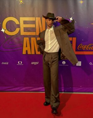 Radka Pavlovčinová Instagram - Ceny Anděl Coca-Cola 23 🤠🫦 veľké gratulky všetkým oceneným 

custom upcycled suit and dress by @ontheboat__ 
custom wings hat by @bysju 
jewelery details @princessjewellery.cz 

🤍