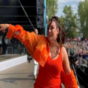 Radka Pavlovčinová Instagram - Říká se, že neděle je od slova nedělání, tak to dneska poctivě dodržuju…😀👍
Ve svém chill módu se v myšlenkách vracím zpátky do minulých dnů a za ty vám patří obrovský DÍK! ❤️
Náš společný koncert s úžasnou @ewa_farna93 na @colours_cz byl jedním slovem WOW! 😍🎶🎤
Doteď vstřebávám tu neuvěřitelnou atmosféru, kterou jste nám dávkovali v obrovský míře a my jsme vám za to doufám dopřáli zážitek, který vám rozproudil krev v žilách. 🤩
Ewičce a myslím, že nejen ode mě patří ohromná poklona za to, co všechno dokázala a co jsme díky ní mohli zažít. 🙏
Když jsme stáli v zákulisí a pozorovali dav, který na nás čekal, tak jsme skoro nemohli uvěřit tomu, že se to děje… Všem nám bušilo srdce jako o závod a ukápla i slza…
No a potom to přišlo… desítkytisíc vás úžasných lidí, díky kterým jsme mohli prožít  sen…🥰
D Ě K U J E M E ! 💋
No…už budu končit…😉
Jdu dál relaxovat a pustit si nějakou oddechovku… Nějaké tipy? 😜📺
Posílám pusu a mějte se krásně…😘