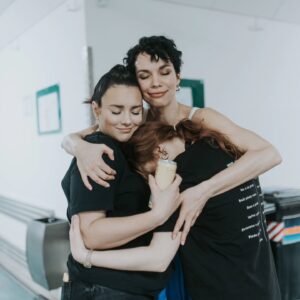 Radka Pavlovčinová Instagram - Poslední dobou prožívám tak nádherné pracovní chvíle a uvědomuju si, že to vůbec není samozřejmost. I když to dělám už nějaký ten pátek 😅 a je za mnou mnoho dřiny i tak cítím vděčnost, vděčnost zejména za lidi, kterými jsem obklopena. Děkuju Vám 🤍

Momentky z O2-čka 🤪 backstage / frontstage 😅
📷@tonyflunkey @barcachle