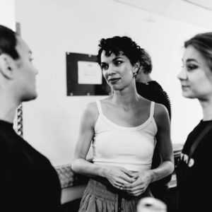 Radka Pavlovčinová Instagram - Poslední dobou prožívám tak nádherné pracovní chvíle a uvědomuju si, že to vůbec není samozřejmost. I když to dělám už nějaký ten pátek 😅 a je za mnou mnoho dřiny i tak cítím vděčnost, vděčnost zejména za lidi, kterými jsem obklopena. Děkuju Vám 🤍

Momentky z O2-čka 🤪 backstage / frontstage 😅
📷@tonyflunkey @barcachle