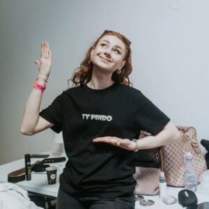 Radka Pavlovčinová Instagram - Poslední dobou prožívám tak nádherné pracovní chvíle a uvědomuju si, že to vůbec není samozřejmost. I když to dělám už nějaký ten pátek 😅 a je za mnou mnoho dřiny i tak cítím vděčnost, vděčnost zejména za lidi, kterými jsem obklopena. Děkuju Vám 🤍

Momentky z O2-čka 🤪 backstage / frontstage 😅
📷@tonyflunkey @barcachle
