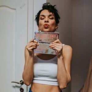 Radka Pavlovčinová Instagram - Poslední dobou prožívám tak nádherné pracovní chvíle a uvědomuju si, že to vůbec není samozřejmost. I když to dělám už nějaký ten pátek 😅 a je za mnou mnoho dřiny i tak cítím vděčnost, vděčnost zejména za lidi, kterými jsem obklopena. Děkuju Vám 🤍

Momentky z O2-čka 🤪 backstage / frontstage 😅
📷@tonyflunkey @barcachle