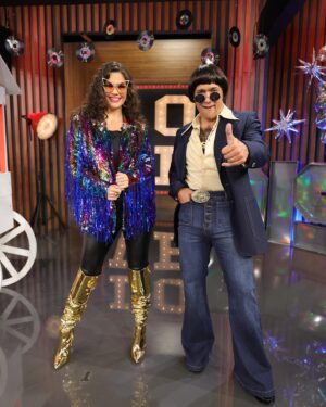 Rafael Araneda Instagram - ¡Gracias por acompañarnos en esta noche única en #EnamorandonosUSA! 

Recuerden votar por el look retro de su amoroso favorito en nuestras historias 🩷💜💚