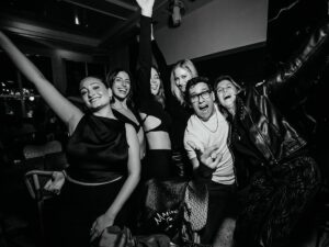 Rafael Araneda Instagram - Buen viernes para todos!! Las niñitas nos invitaron a salir…. Para que me invitan si saben cómo me pongo 🕺🏻
