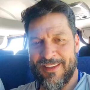 Rafael Cavada Instagram - En la mañana, después de levantarnos a las 6:00 partimos a la frontera jordano israelí. Y aunque no fue rápido al fin pudimos timbrar los pasaportes de salida. Lo que no sabíamos es que no se podía pasar caminando así que tuvimos que devolvernos y esperar asándonos bajo un sol despiadado más de tres horas antes de subirnos a un bus que nos llevó cuatro cuadras hasta Israel. Lo maravilloso es que tenía aire acondicionado.