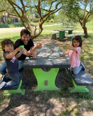 Rafael Cavada Instagram - Mis hijos y yo estamos enamorados de las nuevas Compotas Mix Soprole! Son una alternativa rica y entretenida de introducir fruta a la alimentación de ellos. Son muy prácticas porque no hay que rallar ni picar nada, y podemos llevarlos a cualquier lado.  Una gran solución para darle a tus niños como snack. Están hechas de fruta y son sin sellos. 

#CompotasMixSoprole #NuevasCompotasSoprole
@soprolechile