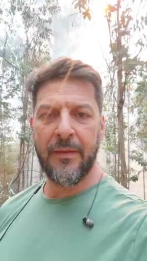 Rafael Cavada Instagram - Se reactiva uno de los focos de incendio en los alrededores de Purén.
Impresionante como las llamas cobran fuerza en pocos minutos.