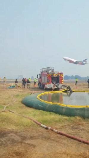 Rafael Cavada Instagram - Momento del primer despegue del Ten Tanker desde el aeropuerto de Carriel Sur en Talcahuano. Se dirige a Mulchén, en su primera misión del día en la lucha contra los incendios.