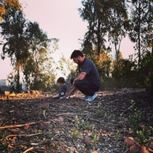 Rafael Cavada Instagram - En medio del Parque Metropolitano, Celeste juega.  Con un palito, en el suelo cubierto de trozos de madera, tierra y alguna que otra planta. Ya atraen su atencion algunas flores de vivos colores, y algunas hojas. Llegará el momento  de mostrarle como la semilla germina y como las hojas crecen y las ramas se llenan de flores y éstas de bichos y pájaros. Pará que ella nos muestre después que parte de esos ciclos no estamos cuidando.
Hoy nos toca no solo enseñar sino estar dispuestos a aprender con nuestros hijos y de ellos. No es justo que ellos tengan que reparar solos los daños que le hemos causado a este mundo, los árboles que hemos talado y los animales que hemos perseguido, cazado y llevado al borde de la extinción. Es #TiempoDeActuar 🌎 #desafiotierra
