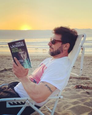 Rafael Cavada Instagram - Mi lectura actual de @planetadelibroscl: 
La Secta, de @lackberg  y @henrikfexeus, recupera los personajes conocidos de El mentalista; Vincent y Mina. 
 Y, de nuevo, con un ritmo frenético y lleno tensión la escena inicial es un impacto brutal que marca toda la novela. 
Centrada en el mundo de las sectas y las sociedades secretas, el caso gira en torno a la desaparición de un niño en un parque y está plagado de códigos numéricos y mensajes en clave que parecen seguir un patrón de tintes rituales. 
¿Es posible que una secta esté detrás de todo ello?, ¿quién maneja sus cuerdas? Y, por encima de todo, ¿cuál es su objetivo? 
Si les interesó pueden encontrar el libro en @buscalibre, @antarticalibros, @feriachilenadellibro y otras librerías y tiendas digitales.

  #CreemosEnLosLibros 📚#PublicidadGrupoPlaneta #LaSecta  #thriller #PlanetadeLibros