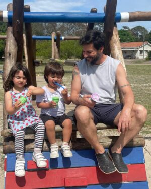 Rafael Cavada Instagram - Mis hijos y yo estamos enamorados de las nuevas Compotas Mix Soprole! Son una alternativa rica y entretenida de introducir fruta a la alimentación de ellos. Son muy prácticas porque no hay que rallar ni picar nada, y podemos llevarlos a cualquier lado.  Una gran solución para darle a tus niños como snack. Están hechas de fruta y son sin sellos. 

#CompotasMixSoprole #NuevasCompotasSoprole
@soprolechile