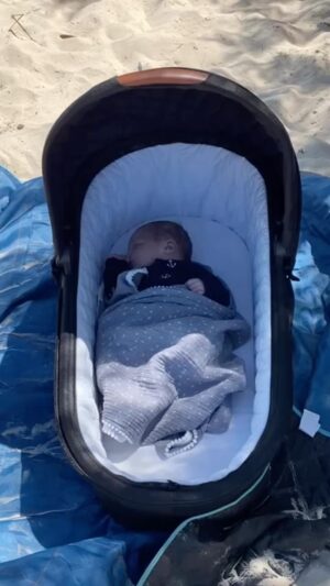 Rafael Cavada Instagram - Día de playa en familia, Silvestre en su moises del coche de @carestino.cl