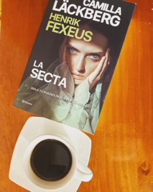 Rafael Cavada Instagram - Mi lectura actual de @planetadelibroscl: 
La Secta, de @lackberg  y @henrikfexeus, recupera los personajes conocidos de El mentalista; Vincent y Mina. 
 Y, de nuevo, con un ritmo frenético y lleno tensión la escena inicial es un impacto brutal que marca toda la novela. 
Centrada en el mundo de las sectas y las sociedades secretas, el caso gira en torno a la desaparición de un niño en un parque y está plagado de códigos numéricos y mensajes en clave que parecen seguir un patrón de tintes rituales. 
¿Es posible que una secta esté detrás de todo ello?, ¿quién maneja sus cuerdas? Y, por encima de todo, ¿cuál es su objetivo? 
Si les interesó pueden encontrar el libro en @buscalibre, @antarticalibros, @feriachilenadellibro y otras librerías y tiendas digitales.

  #CreemosEnLosLibros 📚#PublicidadGrupoPlaneta #LaSecta  #thriller #PlanetadeLibros