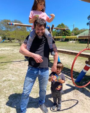 Rafael Cavada Instagram - Mis hijos y yo estamos enamorados de las nuevas Compotas Mix Soprole! Son una alternativa rica y entretenida de introducir fruta a la alimentación de ellos. Son muy prácticas porque no hay que rallar ni picar nada, y podemos llevarlos a cualquier lado.  Una gran solución para darle a tus niños como snack. Están hechas de fruta y son sin sellos. 

#CompotasMixSoprole #NuevasCompotasSoprole
@soprolechile