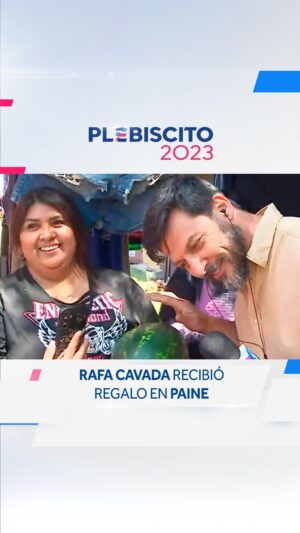 Rafael Cavada Instagram - ¡Una sandía! 🍉 Mujer sorprendió a Rafa Cavada con regalo en plena jornada electoral 🗳

#CHVNoticias #PlebiscitoCHV