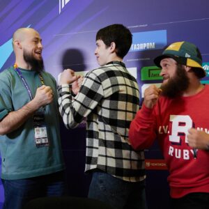 Rafael Fiziev Instagram - Наши бойцы на Играх будущего 📸

На этой неделе Ринат, Рафа, Шара и Джонни отправились в Казань, где отлично провели время с болельщиками, сразились в Mortal Kombat и насладились состязаниями Игр будущего.

Давайте еще раз вспомним, как это было 🤩

🎥Смотри документальный фильм про Игры Будущего в озвучке Владимира Антоненко по ссылке в сториз или в нашем сообществе в VK.