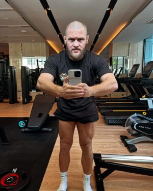 Rafael Fiziev Instagram - Я был на этой дороге, она мне знакома, на ней много печали, но радости больше!