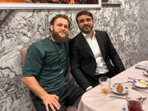 Rafael Fiziev Instagram - Очень добрый вечер) 
Пусть Аллах не разделяет между нами и светом Ахль аль бейт мир им не на мгновение ока 🤲🏼❤️