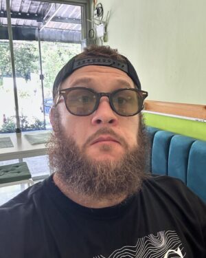 Rafael Fiziev Instagram - 🙋🏼‍♂️ 

Давайте описание под каждую😅