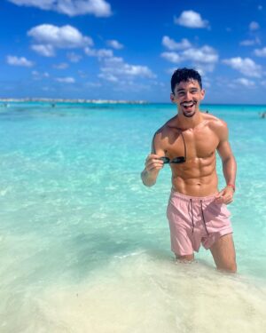 Rafael Gevú Instagram - 25 da melhor forma possível! Só posso agradecer pelos aprendizados, pelas aventuras e principalmente pelas pessoas incríveis que encontrei pelo caminho. 🥳❤️