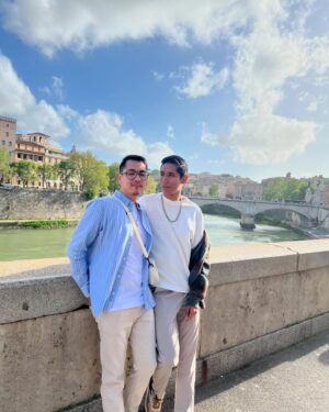 Rafael León Instagram - NOS DIJIMOS QUE SÍ 💛✨💍👬🏽
El viaje que hicimos recientemente por Europa fue increíble en muchísimos aspectos. No fue un simple viaje para conocer el mundo, sino que se convirtió en un punto clave en nuestra travesía como pareja. 
Desde hace poco más de siete años comenzamos nuestro camino juntos, agarraditos de la mano, y aunque no ha sido sencillo aquí seguimos. Ahora, toca dar el siguiente paso y queremos compartirles con mucha emoción y felicidad que nos hemos comprometido. 
Hemos experimentado muchas emociones desde el momento en el que sucedió esto y es por eso que hasta ahora lo compartimos con todos ustedes. Estamos muy contentos, emocionados y a la expectativa de todo lo que nos espera en esta nueva etapa juntos. 💛
