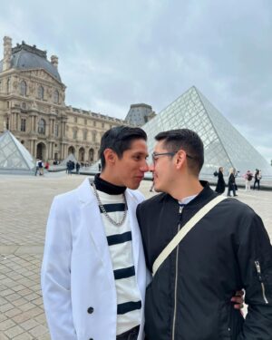 Rafael León Instagram - NOS DIJIMOS QUE SÍ 💛✨💍👬🏽
El viaje que hicimos recientemente por Europa fue increíble en muchísimos aspectos. No fue un simple viaje para conocer el mundo, sino que se convirtió en un punto clave en nuestra travesía como pareja. 
Desde hace poco más de siete años comenzamos nuestro camino juntos, agarraditos de la mano, y aunque no ha sido sencillo aquí seguimos. Ahora, toca dar el siguiente paso y queremos compartirles con mucha emoción y felicidad que nos hemos comprometido. 
Hemos experimentado muchas emociones desde el momento en el que sucedió esto y es por eso que hasta ahora lo compartimos con todos ustedes. Estamos muy contentos, emocionados y a la expectativa de todo lo que nos espera en esta nueva etapa juntos. 💛
