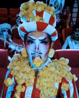 Rafael León Instagram - Una peli y unos besos sabor mantequilla 🫡🍿🫣💛🤭

Foto @kevs.mora 
Edición @thehellphotomx ✨🍿