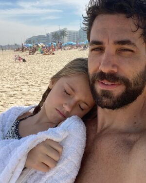Rafael Queiroz Instagram - Um domingo de paz ! 💜🌹
#davierosa